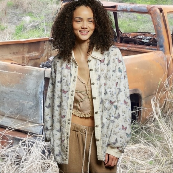 POL Medium Butterfly Print Shirt - Picture 2 of 7